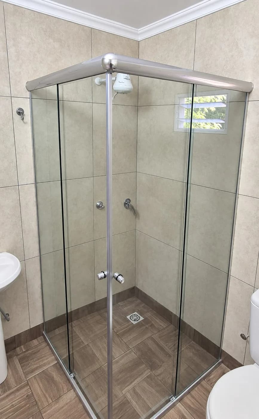 Mampara en escuadra de vidrio transparente, perfil aluminio