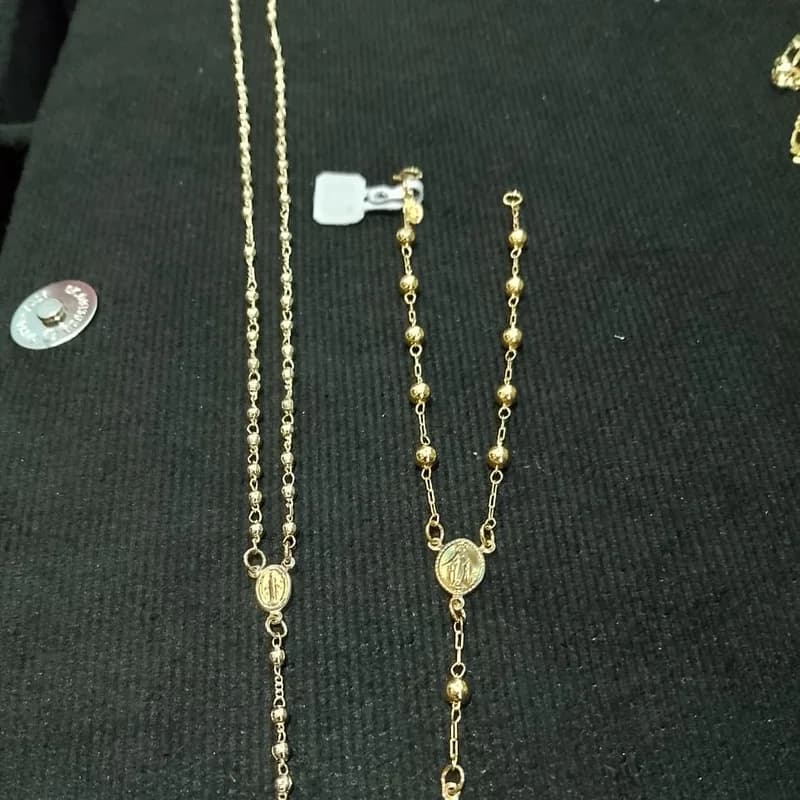 Rosario y cadena con cruz dorados