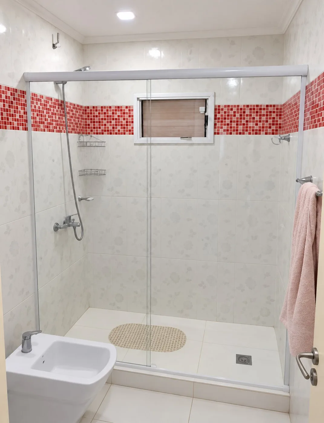 Mampara frontal de vidrio transparente para ducha amplia