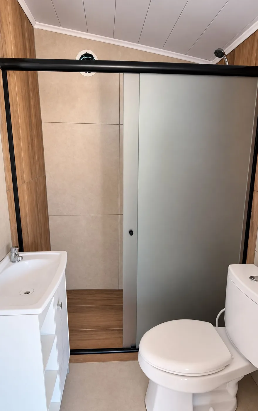 Mampara frontal corrediza de vidrio esmerilado, perfil negro